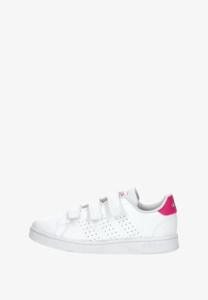 Zapatilla blanca de Adidas con tres tiras de velcro, detalle lateral perforado y lengüeta trasera rosa con el logo de Adidas, sobre un fondo blanco.