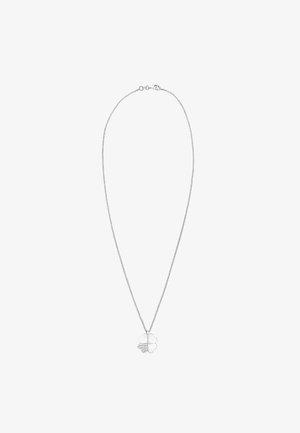 Zilveren ketting met een klavervormige hanger met een gepolijste oppervlakte en edelsteenaccenten aan de basis.