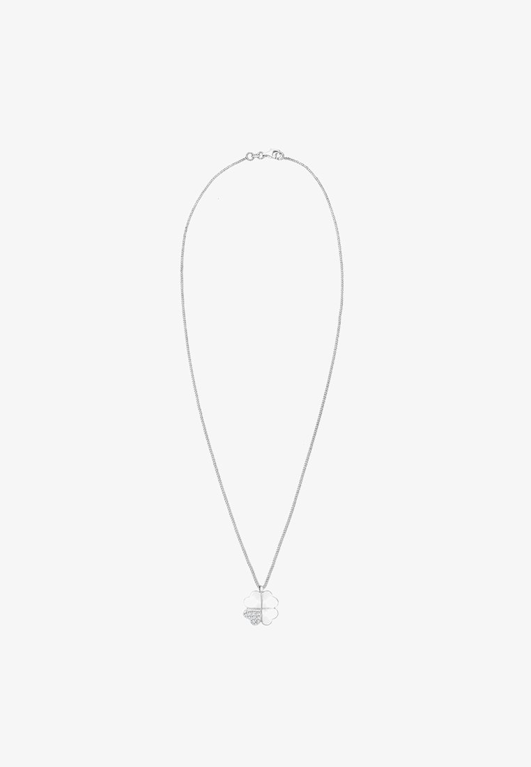 Sølv kædedesign med et kløverformet vedhæng med en poleret overflade og ædelstene ved bunden.