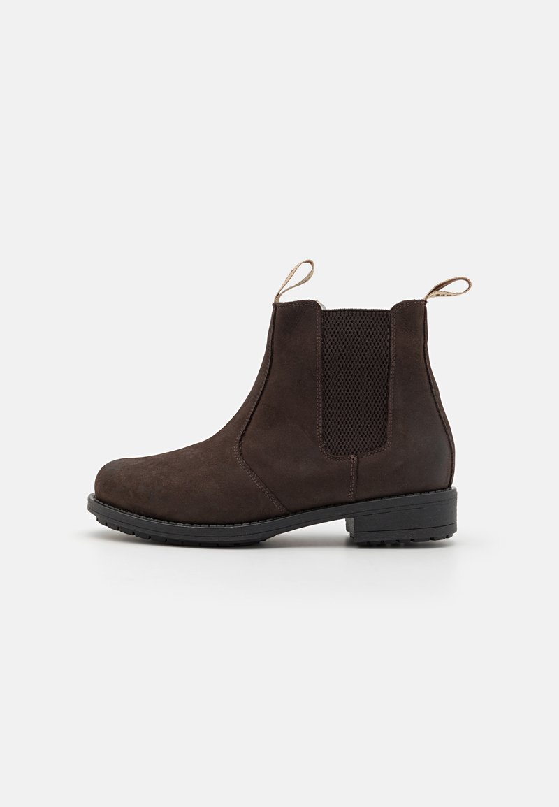 Botas de tobillo de ante marrón con paneles elásticos en los laterales, asas para tirar y una suela de goma negra texturizada. Punta redondeada y detalles cosidos.