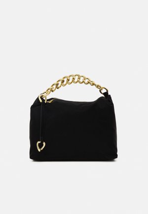 Sac à main en tissu noir avec une anse en chaîne dorée, fermeture éclair et un petit accent en forme de cœur. Texture lisse, forme arrondie.