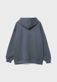 Temno siva oversized jopa, prikazana od zadaj z dolgimi rokavi, rebrastimi manšetami in kapuco na enostavni svetli podlagi.