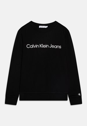 Felpa nera in cotone con maniche lunghe e scollo rotondo. Presenta la scritta bianca "Calvin Klein Jeans" sulla parte anteriore e il logo sulla manica.