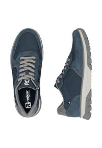 Sneakers in camoscio blu con dettagli in mesh, lacci grigio chiaro e una chiusura lampo. Presentano una suola testurizzata e robusta per una migliore aderenza.