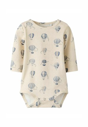Beige katoenen babyromper met een patroon van blauwe luchtballonnen, lange mouwen, ronde halslijn en drukknoopsluitingen aan de onderkant.