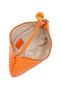 Orange gewebte Lederhandtasche mit Reißverschluss, ausgestattet mit einem glatten Innenfutter und einem goldfarbenen Hardwareakzent oben.