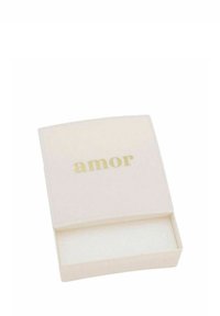 Piccola scatola aperta beige con un interno imbottito e la parola "amor" impresso in oro sul coperchio.