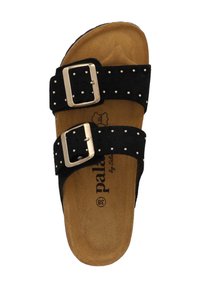 Sandal in suede nero con due cinturini regolabili, fibbie metalliche e dettagli borchiati. Sottopiede imbottito con suola texturizzata marrone.