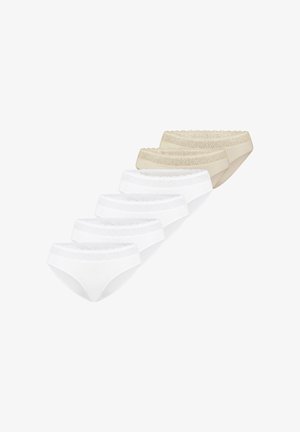 Vijf damesonderbroeken met kanten afwerking, drie witte vooraan en twee beige achteraan, gerangschikt in een verspringende lijn.