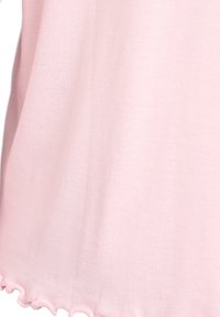 Rožinė medvilnės audinys su lygiu paviršiumi ir banginiu, išlenktu kraštu. Paprastas dizainas be raštų ar papildomų akcentų.