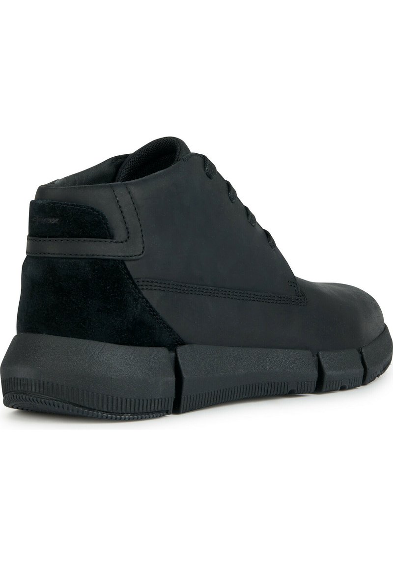 Schwarze Mid-Top-Sneaker mit einem glatten Lederobermaterial und Wildlederakzenten. Verfügt über eine strukturierte Gummisohle und tonale Schnürsenkel für den Verschluss.