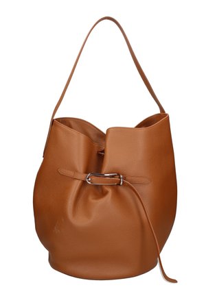 Borsa a secchiello in pelle marrone con una singola tracolla e dettaglio fibbia frontale, mostrata su sfondo bianco.