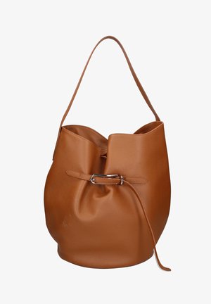 Sac seau en cuir marron avec une bandoulière simple et une boucle à l'avant, présenté sur fond blanc.