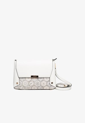 Weiße Crossbody-Tasche mit geometrisch gemustertem Frontpanel, goldfarbenem Verschluss und verstellbarem Riemen, der neben ihr auf weißem Hintergrund aufgewickelt ist.