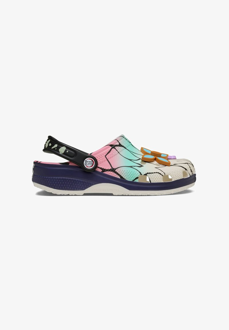 Farverig slid-sko med justerbar hælrem i sort, sommerfugleformet charm, og pink, teal og creme gradient med sort spindelvævslignende mønster.