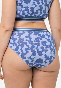 Hoge taille bikini onderkant in lichtblauw met een bloemenpatroon. Heeft een gestreepte tailleband in blauw, wit en roze. Zachte stoffen textuur.
