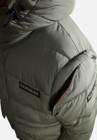 Olivgrüne Daunenjacke mit Kapuze, mit gestepptem Material, seitlichem Reißverschluss-Taschen und Logodetails auf der Brust.