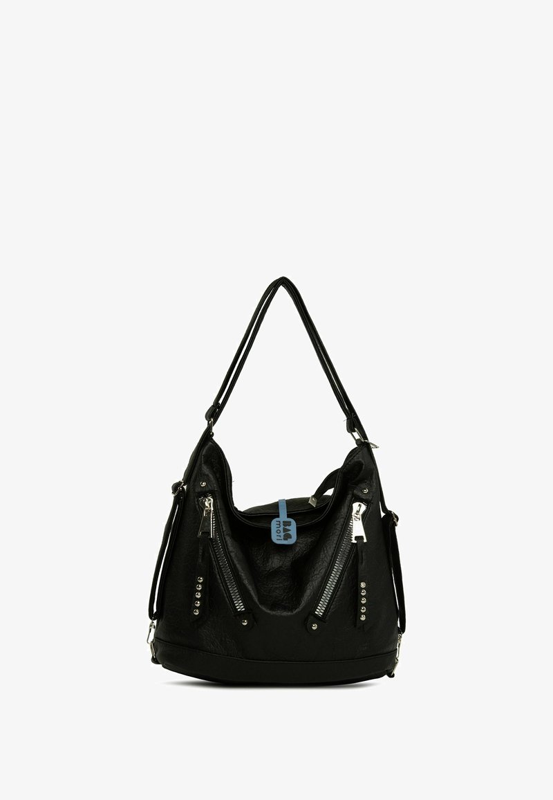 Čierna kabelka cez rameno s textúrovaným povrchom, obsahujúca dva predné vrecká so zipsom, strieborné kovania a odnímateľný popruh.