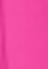 Tessuto liscio di un brillante colore rosa, con una leggera lucentezza, caratterizzato da sottili variazioni di texture e privo di modelli visibili o dettagli hardware.