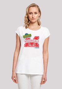 Weißes Baumwoll-T-Shirt mit rundem Ausschnitt, ausgestattet mit bunten Druckgrafiken: "MOORDALE Art Club", "MOORDALE SECONDARY" und "SEX EDUCATION."