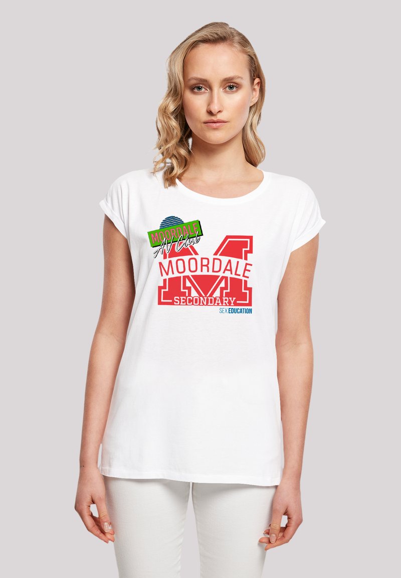 Weißes Baumwoll-T-Shirt mit rundem Ausschnitt, ausgestattet mit bunten Druckgrafiken: "MOORDALE Art Club", "MOORDALE SECONDARY" und "SEX EDUCATION."