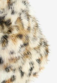 Plüschfaserstoff mit einem Leopardenmuster, das eine Mischung aus Creme-, Beige- und Brauntönen zeigt. Weiche Textur mit unterschiedlichen Haarlängen.