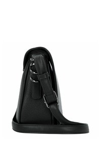 Schwarze Lederhandtasche mit strukturierter Oberfläche, schlankem Profil, verstellbarem Trageriemen und metallischen Hardware-Akzenten an der Seite.