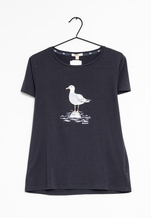 Granatowy T-shirt z krótkim rękawem z grafiką mewy stojącej na boi, umieszczony centralnie nad logo Barbour z przodu.