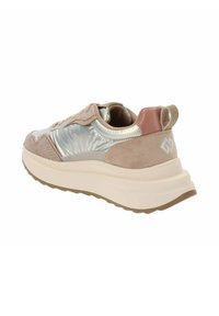 Sneaker con tomaia metallica argento e beige, accenti in suede testurizzato, collo imbottito e una suola spessa color crema. Presenta un dettaglio con logo.