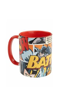 Tazza in ceramica con manico e interno rossi, decorata con grafiche in stile fumetto di Batman in colori vivaci e testo in grassetto.