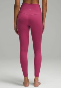 Vysoké legíny v živé magentové barvě, vyrobené z elastického materiálu, s hladkým povrchem a šitými detaily na zadní straně.