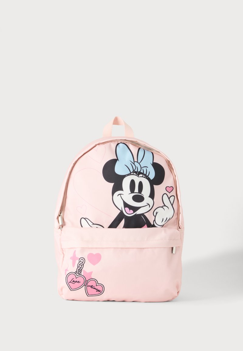 Ροζ σκούρο σακίδιο πλάτης με τη Minnie Mouse με μπλε φιόγκο, κάνοντας τη χειρονομία καρδιά με τα δάχτυλα και καρδιόσχημα γούρια με κείμενο "Love" και "Always".