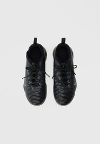 Fekete sportcipők textúrált dizájnnal, fűzőkkel, saroknál tabbal és diszkrét világoskék logóval.