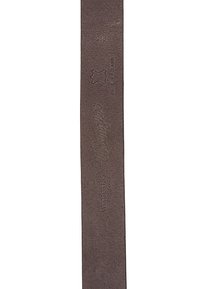 Bruine leren riem, plat en rechthoekig, met geïmporteerde merknaam en logo. Geverfde oppervlakte met een matte afwerking.