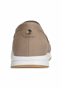 Beige Sneaker mit einer glatten, matten Oberfläche, gepolstertem Schaft, weißer Sohle und einem kleinen silbernen Logopunkt auf der Rückseite.