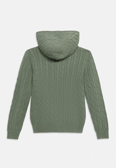 Πράσινο πλεκτό φούτερ με σχέδιο καλωδίων, μακριά μανίκια και ριμπ μανσέτες και τελείωμα, εμφανίζεται από πίσω σε λευκό φόντο.