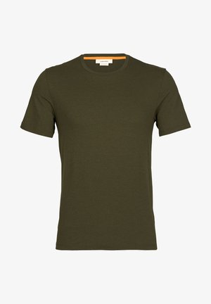 Oliven grøn bomulds t-shirt med rund halsudskæring og korte ærmer. Har en subtil tekstur og en orange detalje indeni kraven.