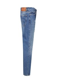 Jean en denim bleu avec une jambe effilée, une poche arrière, un léger effet usé sur le côté et un patch de marque en cuir marron sur la ceinture.