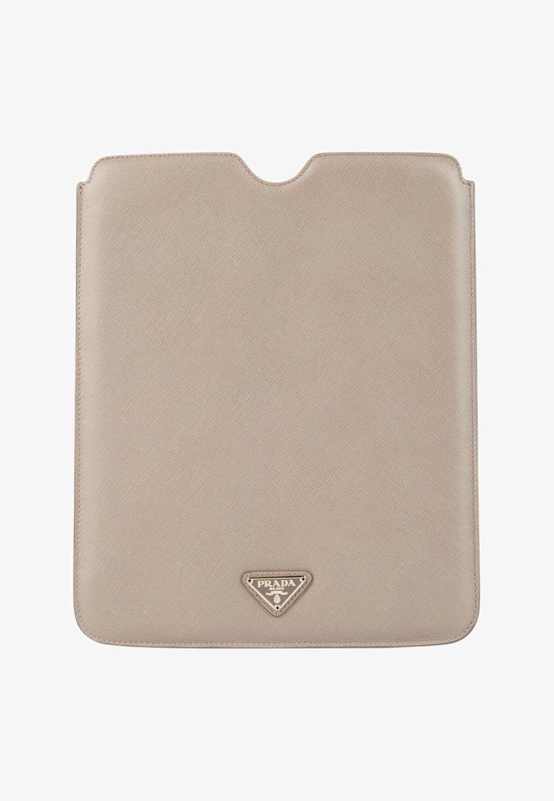 Trousse rectangulaire en cuir beige clair Prada avec une petite plaque métallique triangulaire du logo centrée près du bord inférieur.