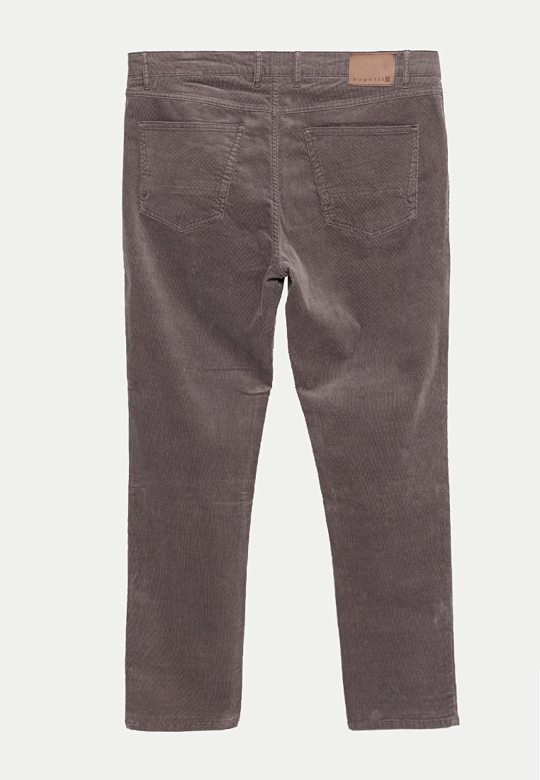 Pantalons en velours côtelé marron avec une coupe droite, dotés de deux poches arrière et d'un patch en cuir beige à la taille. Texture côtelée sur l'ensemble.