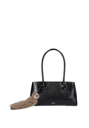 Schwarze Handtasche mit Krokodil-Textur, zwei Griffen und einem großen braunen pelzigen Schlüsselanhänger, der an einem Griff befestigt ist.
