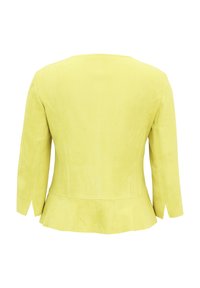 Żółta zamszowa kurtka z peplum, rękawami o długości trzy czwarte i okrągłym dekoltem. Posiada pionowe szwy na plecach.