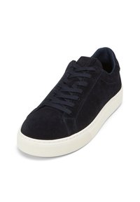 Marineblaue Wildleder-Sneaker mit weißer Gummisohle, runder Zehenform und flacher Schnürung. Besitzt dezente tonale Nähte und einen gepolsterten Schuhkragen.