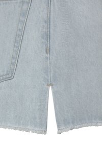 Lichtblauwe denim rok met een rafelige zoom, met een voorknipt en contrasterende beige stiksels. Twee zichtbare zakken aan de voorkant.