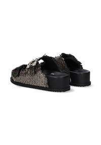 Sandalias de slip-on de color gris metálico, tejidas, con una suela de plataforma negra gruesa. Presentan bordes deshilachados y lados abiertos para ventilación.