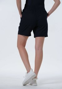 Dunkelblaue, leichte Shorts mit einem elastischen Bund, seitlichen Taschen und umgeschlagenen Säumen, aus einem atmungsaktiven Stoff gefertigt.
