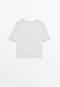 T-shirt blanc à manches courtes avec passepoil noir sur le col et les bords des manches, vu de dos sur fond blanc.