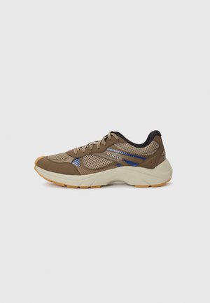 Zapatilla deportiva de malla marrón con acentos azules, cuello acolchado y suela de goma texturizada. Cuenta con cordones y un logotipo discreto en el lateral.