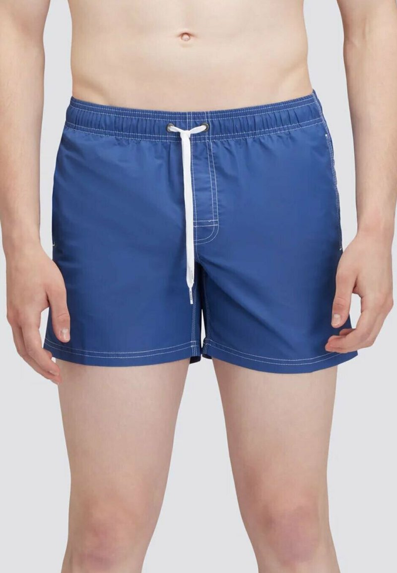 Pantaloni da bagno blu realizzati in tessuto leggero, con cordino bianco, vita elasticizzata e cuciture bianche lungo le cuciture.