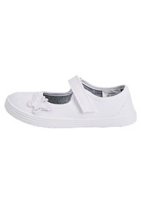 Weiße Segeltuchschuhe mit einem Klettverschluss, der eine Schmetterlingsstickerei an der Zehenpartie aufweist. Gerundete Zehenpartie und strukturierte Gummisohle.
